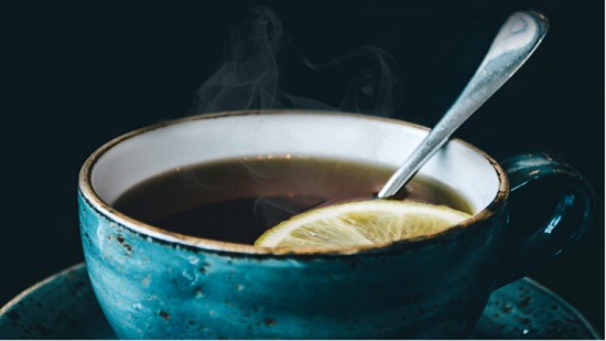 على عكس التوقعات.. دراسة علمية تثبت أن شرب الشاي الساخن في الصيف يبردك حقا!