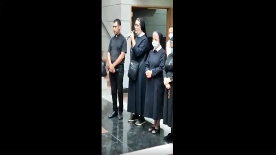  فيديو مؤثر لراهبات الوردية بمستشفى الراهبات في الجميزة وهن يصلين لأرواح ضحايا لبنان
