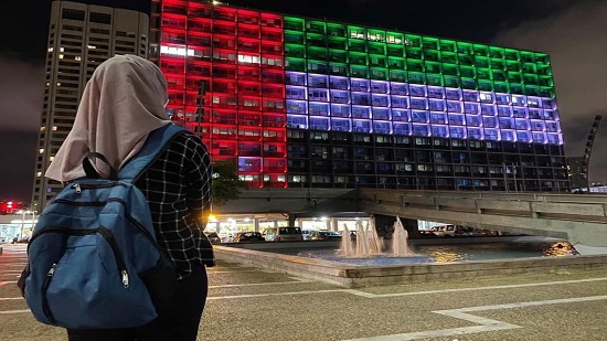  مبنى بلدية تل أبيب يضيء بألوان العلم الإماراتي