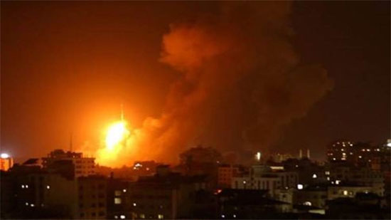 الطيران الإسرائيلي يستهدف منطقة في وسط غزة