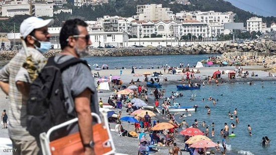 الجزائر تعيد فتح الشواطئ والمقاهي والمساجد