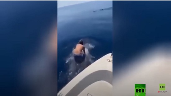  فيديو يحبس الأنفاس .. سعودي يقفز على ظهر سمكة 