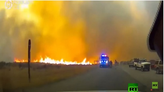  فيديو .. فرق الإطفاء تواصل إخماد حرائق الغابات في كاليفورنيا 
