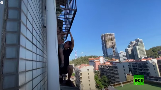  فيديو .. يعرض نفسه للموت حتى ينقذ طفل علق رأسه بين قضبان النافذة