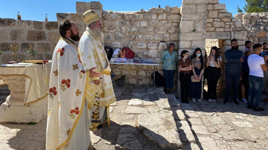  صور .. مطران القدس يترأس اللقاء الروحي مع الشبيبات الأرثوذكسية