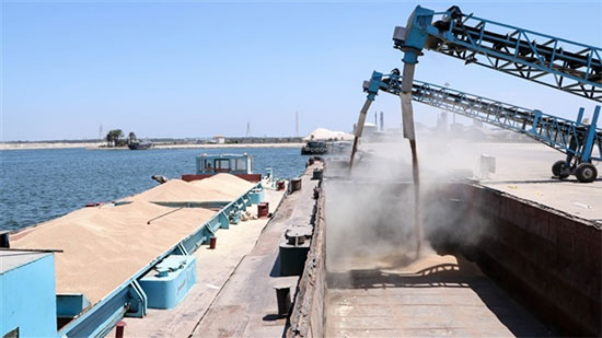 ميناء دمياط ينجح في نقل 1600 طن قمح إلى صومعة إمبابة عبر النيل