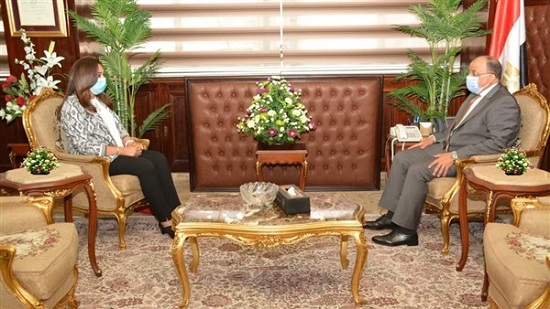  اللواء محمود شعراوى وزير التنمية المحلية، اجتماعًا مع الدكتورة منال عوض