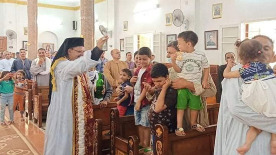 مطران إيبارشية أبوقرقاص للأقباط الكاثوليك يزور كنيسة