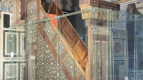 الأول من نوعه.. تركيب حاجز زجاجي لحماية منبر مسجد السلطان أبو العلا  