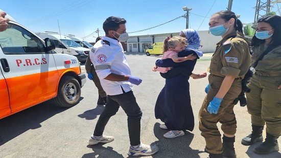  إسرائيل : قدمنا الإسعافات الأولية لطفلة فلسطينية نجت بأعجوبة من حادث 
