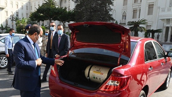  بالصور.. الرئيس السيسى يتفقد نماذج سيارات تعمل بالغاز الطبيعى مصنعة محلياً
