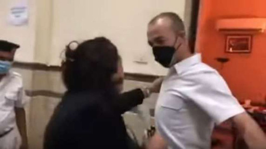 فيديو جديد.. لقطات تظهر لأول مرة في اعتداء سيدة المحكمة على ضابط