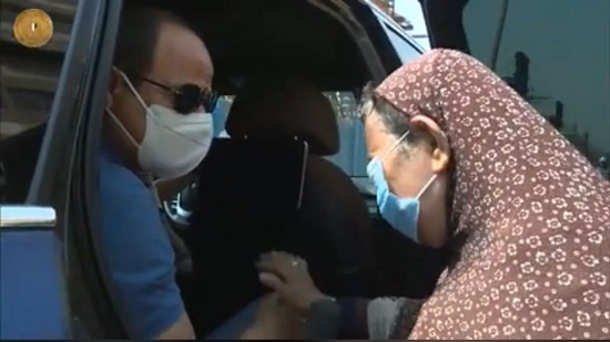 بالفيديو.. السيسي يلتقي مواطنة في الشارع ويوجه بسرعة علاجها
