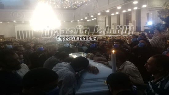  بالفيديو والصور.. جنازة مهيبة ومحزنة للكاهن الشاب ببني سويف