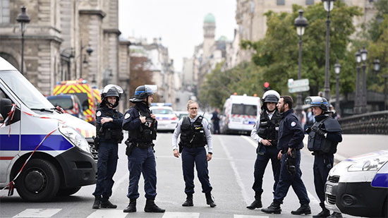 الشرطة الفرنسية: نعمل على اعتقال المهاجم في حادث الطعن بباريس