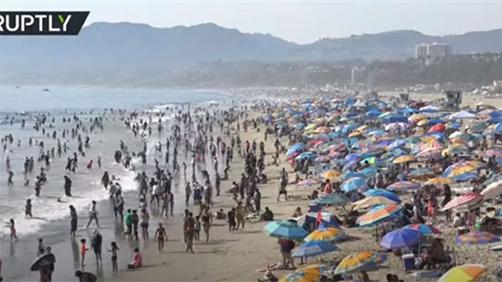 فيديو .. رغم تفشي كورونا .. شواطئ أمريكا تضج بالمصيفين   