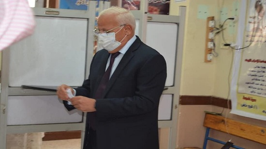 محافظ بورسعيد يدلي بصوته في انتخابات الإعادة بمجلس الشيوخ
