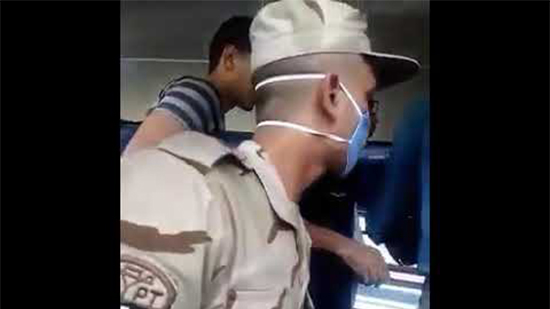 وزارة النقل توقف رئيس قطار وكمسارية لاهانة مجند بالجيش