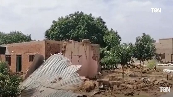 بالفيديو.. الفيضانات تكتسح المنازل والمساجد في السودان

