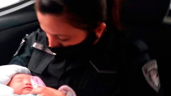 شرطية تعثر على طفلة حديثة الولادة داخل كيس وبظهره سكين حاد