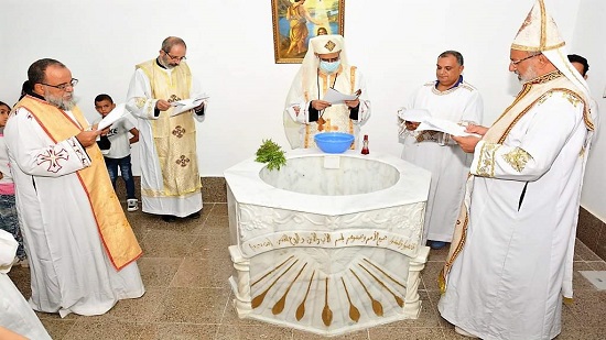 مطران الكاثوليك يدشن معمودية كنيسة القيامة
