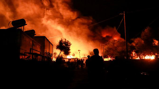  ليبراسيون : اللاجئين تائهون بعد كارثة حريق مخيم موريا باليونان