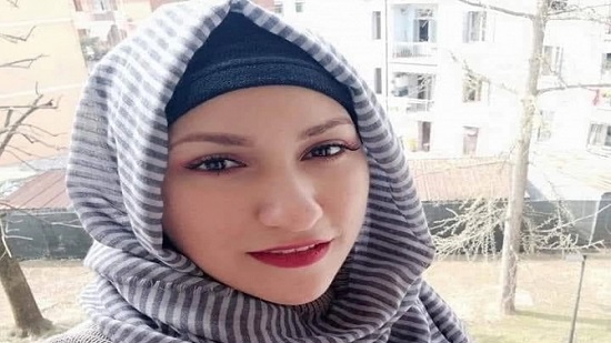 والدة البلوجر آثار عبدالرؤوف باكية: قتلوها بحقنة في المستشفى