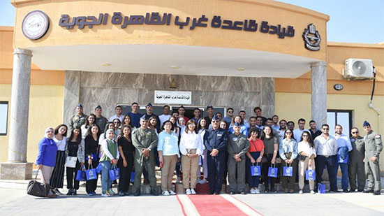 وزارة الهجرة تنظم زيارة لشباب المصريين بالخارج لإحدى القواعد الجوية 