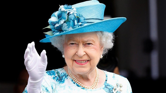الملكة إليزابيث تجرد هارفى وينشتاين من نيشان الأمبراطورية البريطانية
