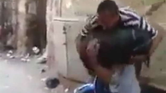 فيديو.. واقعة تنمر جديدة بمسن يحمل حقيبة على ظهره: 