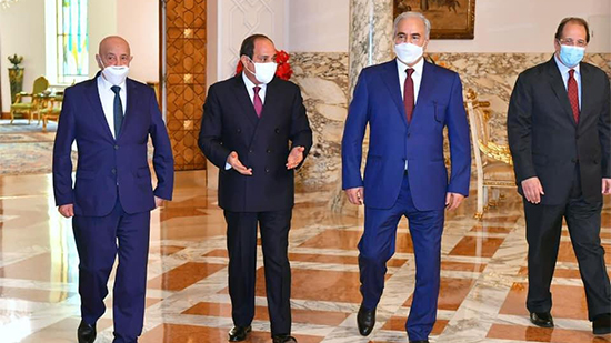 الرئيس السيسي يستقبل المشير حفتر: مصر تدعم الحل السياسي للأزمة الليبية بعيدا عن التدخلات الخارجية