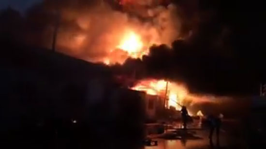 بالفيديو.. لحظة اندلاع حريق هائل في مصنع مواد كيماوية بالمنوفية