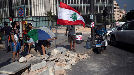 بعد اعتذار رئيس الحكومة المكلف.. مواطنون يقطعون طرق العاصمة اللبنانية بيروت