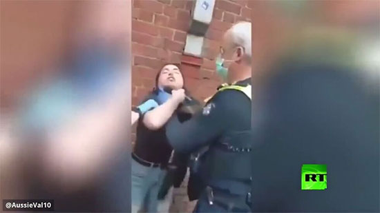 شاهد شرطي يخنق امرأة بعد رفضها ارتداء كمامة