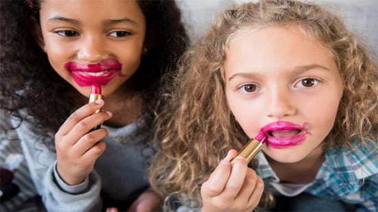 مركز سموم الإسكندرية يحذر من تناول الأطفال لمستحضرات التجميل بالخطأ