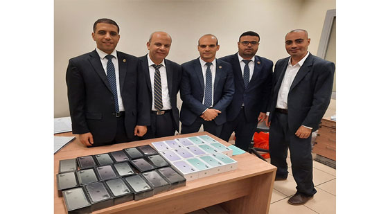 ضبط راكب حاول تهريب ٣٢ iPhones في مطار القاهرة