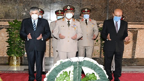 وزير الدفاع لوضع إكليل من الزهور على قبر الرئيس الراحل عبد الناصر
