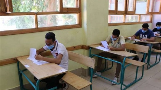 طلاب الثانوية العامة المؤجلين يؤدون امتحان اللغة الأجنبية الأولى