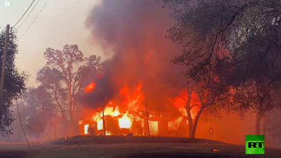  فيديو .. حرائق الغابات بكاليفورنيا تقتل أشخاص وتدمر المنازل 