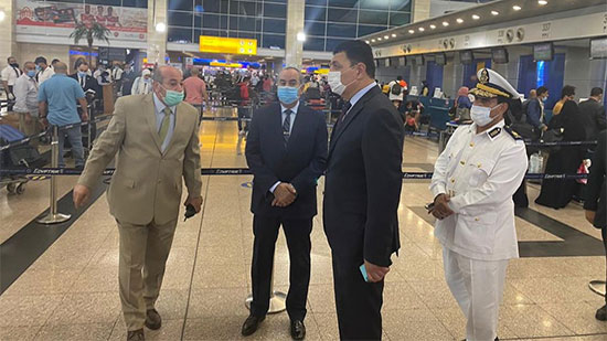 وزير الطيران يتفقد مطار القاهرة الدولى في جولة مفاجئة