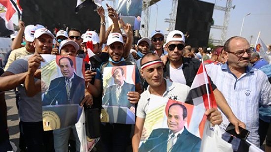 مئات المصريين يحتفلون بذكرى انتصارات أكتوبر
