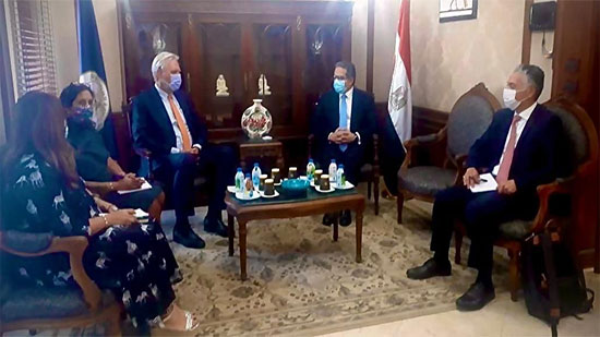 العناني يبحث تعزيز التعاون في الآثار والسياحة مع سفير هولندا بالقاهرة
