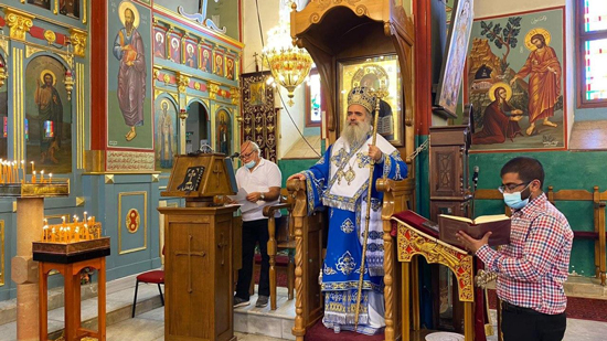  مطران القدس يترأس القداس الإلهي بكنيسة القديس جاورجيوس