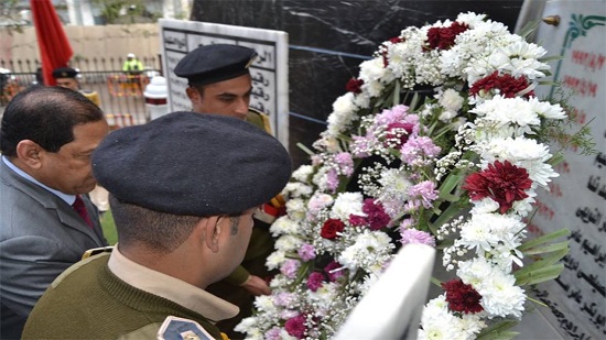 وضع أكاليل الزهور على النصب التذكارى للجندى المجهول