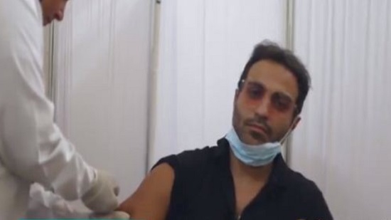 أحمد فهمى يشارك فى حملة تجربة لقاح كورونا داخل أحد المراكز الطبية

