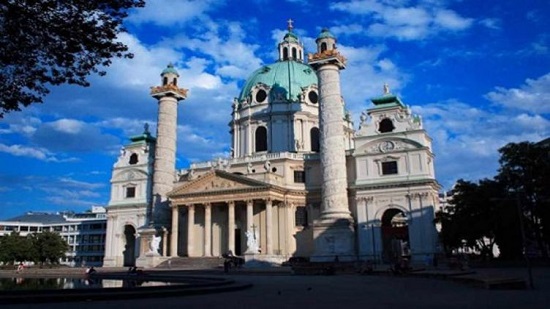  الكنيسة فى النمسا تشدد قيود كورونا بمنع الترانيم وزيادة ضوابط التناول 
