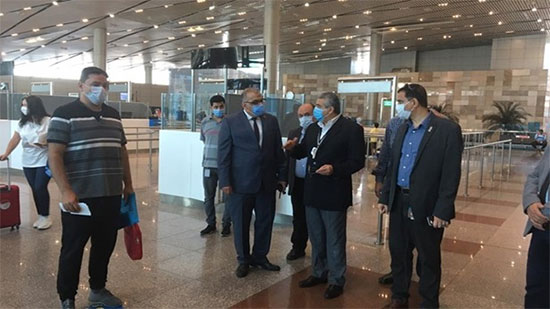نائب وزير الطيران يتفقد إجراءات الوقاية والخدمة المقدمة للركاب بمطار القاهرة