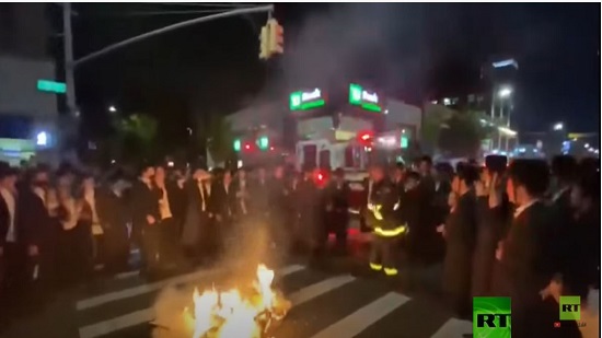 اليهود الحريديم يحرقون الكمامات وسط بروكلين 
