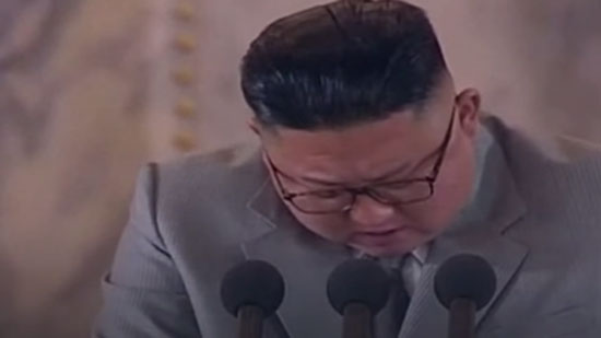 بالفيديو.. زعيم كوريا الشمالية يبكي ويعتذر لشعبه
