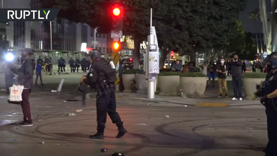  فيديو .. الشرطة الأمريكية تطلق الغاز المسيل للدموع على مشجعي لوس أنجلوس ليكرز بعد تتويجه بـ